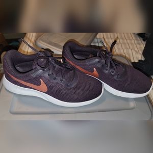 Nike Tanjun